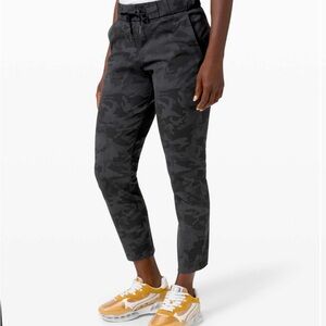 Lululemon on the fly 7/8 27 in camo joggers size 4. EUC